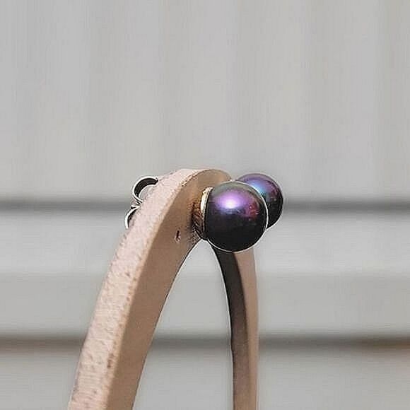 Vtg faux black pearl and gold plated sterling silver studs - Picture 4 of 9